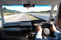 メカ式減衰力可変ダンパー「SFRD」付きのテスト車「ホンダN-BOX」で試験路を行く。非装着車に比べ、その乗り心地は上質に、操舵時の挙動は安定的になっていた。本来は軽への装着を前提にした製品ではないとのことだが、軽でもその劇的な変化には驚かされた。