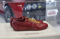 赤い「オニツカタイガーMEXICO 66 DRIVING」は「ランチア・デルタ インテグラーレ フトゥリスタ by アモス」（写真奥）のカラーを参照してつくられた。