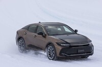 路面状況の識別にはフロントのカメラも活用。雪上と判断するとリアアクスルにトルクを多めに配分し、安定感を高めている。