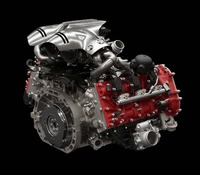 赤いカムカバーが目を引く「フェラーリ296GTB」のエンジン。アルミニウム製のブロックとシリンダーヘッドは、新たなV6アーキテクチャーのために新開発された。