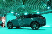 アーティストが空間芸術で表現　「レンジローバー・ヴェラール」2024年モデルの展示イベント開催の画像