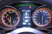 ハイブリッド車と直噴ターボ車には、4.2インチ液晶のマルチインフォメーションディスプレイが搭載される。