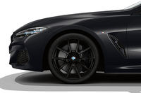 ブラックの「Mライトアロイホイール728M」は20インチサイズ。