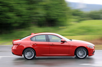 ボディーカラーには試乗車の「アルファレッド」を含め、全5色がラインナップされている。