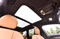 試乗車にはチルトアップ機構付きの電動パノラマ・ガラス・サンルーフ（20万6000円）が備わっていた。