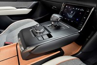 フローティングデザインのセンターコンソール。空調関係の操作はタッチパネルを介して行う。