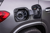 充電は普通充電とCHAdeMO規格の直流急速充電に対応。前者の充電口はリアバンパー右側に、後者は右リアフェンダーに配置されている。