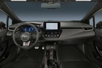 改良型「GRカローラ」のインテリア。写真はAT車のもの。