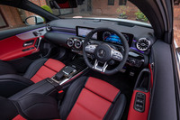 インテリアデザインはベースとなった「Aクラス」と基本的に同一だが、オプションの「AMGパフォーマンスパッケージ」を選択することにより、フラットボトム型の「AMGパフォーマンスステアリング」（写真）が装備される。