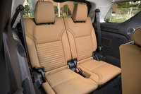 オプションの3列目シートは2人がけとなる。座面の高さは30cmほど。