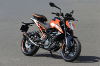 「125デューク」（写真）と「250デューク」「390デューク」は、いわば「排気量違いの兄弟車」。エンジン以外の大部分は、共通のパーツで構成されている。