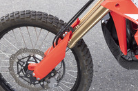 今回の試乗車は、より悪路走破性能を重視した＜s＞タイプ。260mmというサスペンションストロークは、従来型の＜s＞タイプより、前で10mm、後ろで20mm長くなっている。