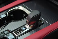 変速機はトルコン式の8段AT。レシオはひと回り小さい「NX350」と変わらない。