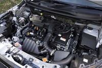 ハイブリッドモデルのエンジンルーム。写真左側に1.2リッターエンジンを搭載。右側の上部にはPCUを、下部には駆動用と発電用のモーターを並列配置したコンパクトなトランスアクスルを積んでいる。
