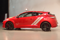 ボディーサイドにはシルバーのデカールがあしらわれる。（クリックすると、より多くの写真が見られます）