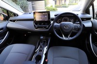 薄く広くレイアウトしたダッシュボードで開放感を演出したというインテリア。Aピラーを細くすることで斜め前方視界を高めている。