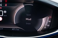 選べる走行モードは「エコ」「ノーマル」「スポーツ」に「アドバンストグリップコントロール」の「サンド」「マッド」「スノー」を加えた全6種類。