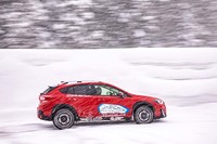左右にせり立った雪壁の中を走る「XV」。路面が雪で覆われ、センターラインなどが見えないので注意が必要だ。