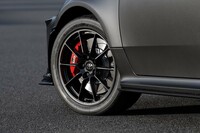 「GRMNヤリス“サーキットパッケージ”」の18インチ鍛造アルミホイール。高性能スポーツタイヤ「ヨコハマ・アドバンA052」が組み合わされている。