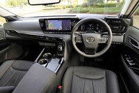 ダッシュボードのつくりは標準モデルと変わらない。「レクサスLS」などと同じ「GA-L」プラットフォームをベースにしているため、キャビンは広々としている。