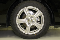 「ウインターマックス03」は従来品から氷上ブレーキ性能で22％、氷上コーナリング性能で11％の向上を果たしている。