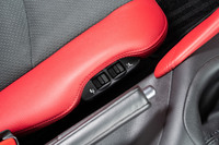 デザインについては刷新された新型だが、操作系や、機能装備のレイアウトには従来型の名残が……。写真はシートの内側に備わる電動調整機構のスイッチ。初見ではまず見つけられない。