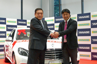 「メルセデス・ベンツE250」の前で握手を交わす村田選手と井出社長。「今年はリーグ優勝はできたが日本シリーズでは勝てなかった。いい思いもしたが悔しい思いもした」という村田選手に対し、井出社長は「来年は巨人の日本シリーズ奪還を期待している」と激励した。
    