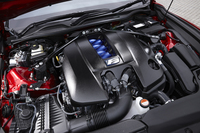 477psを発生する自然吸気の5リッターV8エンジン。スポーティーなエンジン音を演出する「アクティブサウンドコントローラー」も備わる。