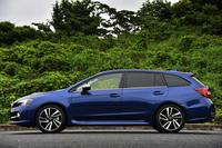 日本の道路環境を意識したボディーサイズは、「レヴォーグ」のセリングポイントのひとつ。５代目「レガシィツーリングワゴン」に比べ、全長とホイールベースは100mm短くなっている。
    