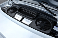 3.4リッター水平対向6気筒エンジンは350psと39.8kgmを発生する。