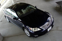 【スペック】バージョンUZ（4人乗り）：全長×全幅×全高＝5180×1875×1465mm／ホイールベース＝3090mm／車重＝2260kg／駆動方式＝4WD／4.6リッターV8DOHC32バルブ（367ps/6400rpm、48.2kgm/4100rpm）／価格＝1247万円（テスト車＝1381万7150円／プリクラッシュセーフティシステム＋後方プリクラッシュセーフティシステム＋レーンキーピングアシスト＋レーダークルーズコントロール＝79万8000円／ファイングラフィックメーター＋ナイトビュー＝42万円／セキュリティカメラ＝8万4000円／DSRCユニット＝2万2050円／寒冷地仕様＝2万3100円）