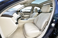 「S300hエクスクルーシブ」では上級モデルと同じナッパレザーシートが標準。