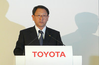 低酸素社会の実現を目指す取り組みを示す一方、「走りの味」や「クルマの楽しさ」にこだわったクルマの提供も忘れないと語る豊田社長。