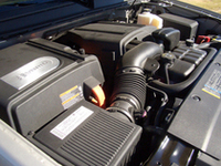 「シボレー・タホ・ハイブリッド」の運転席まわり（写真上）とエンジンルームの様子。