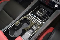 トランスミッションはジャガーのスタンダードとなった感のある8段AT（ZFの8HP）。