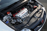 フルオプションでも上からの眺めがさほど変わらないエンジンルームだが、エキパイやクラッチ板など、パフォーマンスを引き上げる重要パーツが組み込まれている。