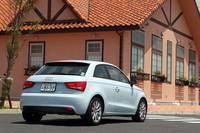 「A1」のテスト車は、オプションの215/45R16タイヤを履く。標準は205/55R15。
    