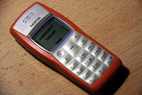 女房が6年前から使っている「ノキア1100」。