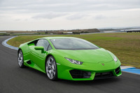 ノーズの左右に位置するエアインテークが、4WDの「LP610-4」のものより大きくなった。この変更により、車両の表情が少なからず変わった。