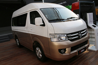 モデルチェンジした福田汽車のワンボックスバン「風景G7」。エンジンは2リッターガソリンと、2.7リッターディーゼルの2本立て。変速機は手動5段のみ。