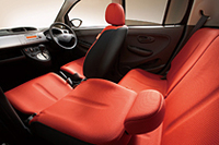 ボディ色「モカブロンズ・パールメタリック」に組み合わされるシート表皮：レッド。