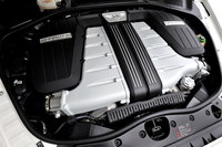 6リッターのW12ツインターボエンジンは625psと81.6kgmを発生。ZFの8段ATが組み合わされ、燃費が従来型より13％以上改善されている。