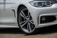 タイヤサイズは前が225/40R19、後ろが255/35R19。ブリヂストンのスポーツタイヤ「ポテンザS001」のランフラットタイプが装着されていた。