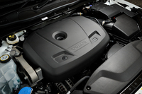 「V40 T3 SE」に搭載される1.5リッター直4直噴ターボエンジン。152ps/5000rpmの最高出力と25.5kgm/1700-4000rpmの最大トルクを発生する。
    