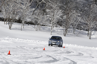 外周路の入り口にはスラロームが。アクセル一定でリズミカルに、という点は通常のスラローム走行と一緒だ。
