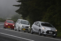 ワインディングロードを行く3台。写真右から、「アクア」「ワゴンR」「アルト」。