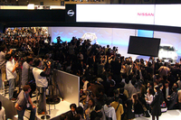 日産ブースのプレスブリーフィングの様子。