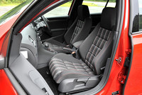 フロントシートはGTI専用のスポーツシート。GTI伝統のチェック柄を用いたファブリック地のほか、オプションでレザーシートが用意される。