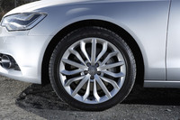 標準装備の15スポークスターデザインアルミホイール。タイヤサイズは255/40R19。