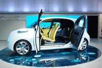 こちらは商用を前提とした「タウンポッド」。車体両側と後部、さらにルーフにも観音開きのドアが備わる。